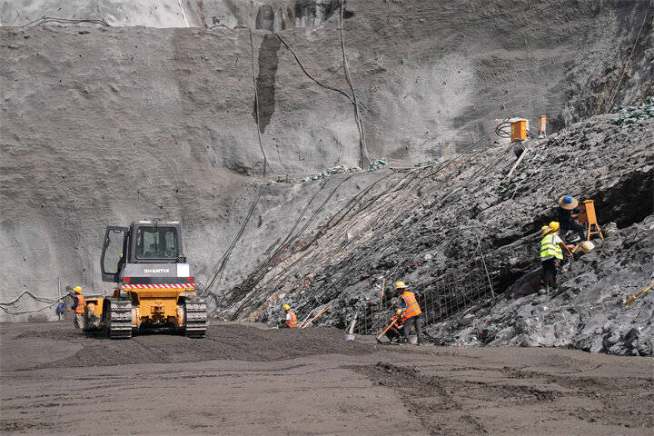 花滩子水库首仓碾压混凝土开仓浇筑